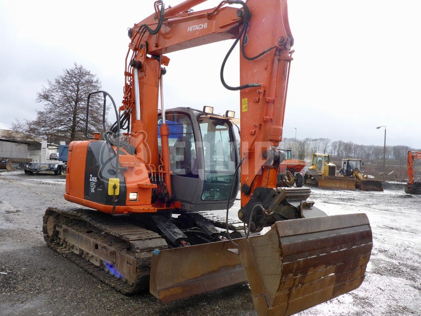 Hitachi ZX 135 US Używany Gąsienicowy Koparka na sprzedaż