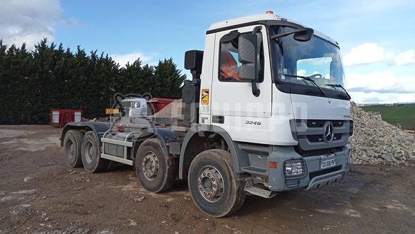 Imagen del Mercedes-Benz Actros 3246 8x4 con brazo de gancho telescópico Marrel (22 toneladas)