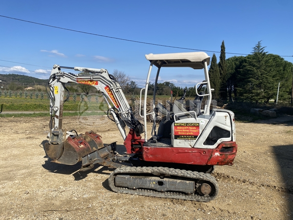Photo de la Takeuchi TB225 avec 3 godets et marteau