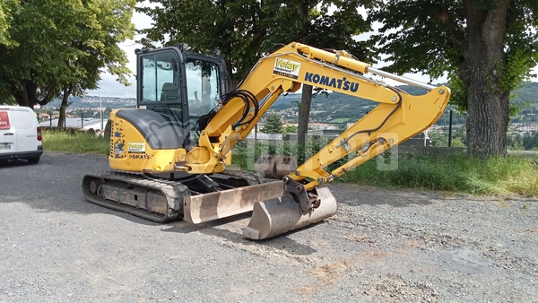 Foto van de Komatsu PC55MR-5E0 met 3 graafbakken