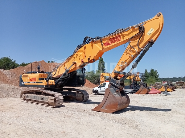 Foto van de Hyundai HX380L met graafgiek en 20 m lange overslaggiek