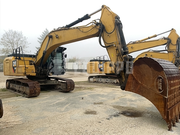 Picture of the Caterpillar 330 FLN with Oilquick OQ-80 quickcoupler and bucket