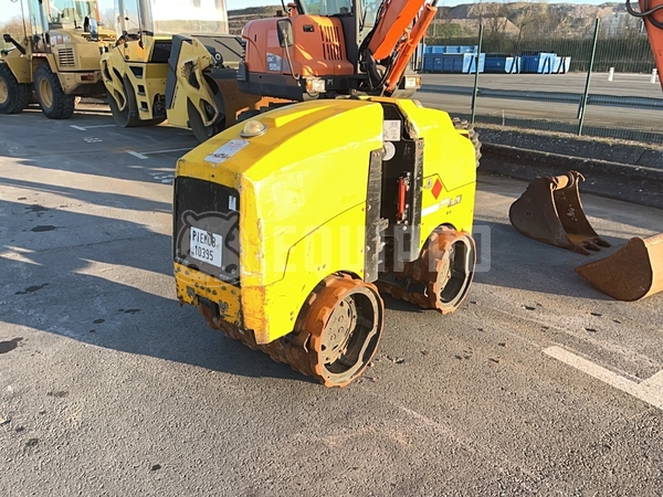 Photo de la Ammann ARR 1575 – Rouleau de tranchée télécommandé idéal pour le compactage du sol