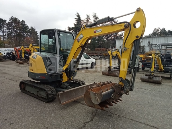 Photo de la Wacker Neuson EZ36 avec 3 godets de pelle