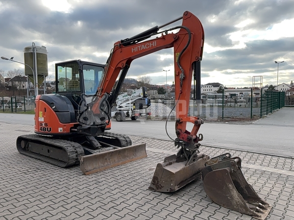 Imagen del Hitachi ZX48U-5A CLR con 3 cazos de excavadora