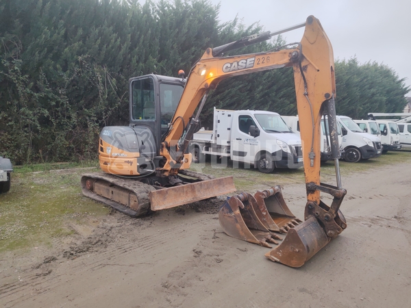 Photo de la Case CX50B avec 3 godets d'excavatrice