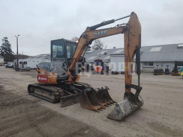 Imagen del Case CX50B con 3 cazos de excavadora