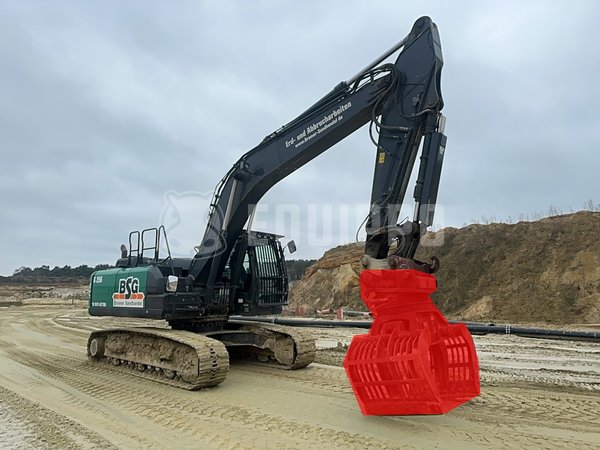 Picture of the Hitachi ZX250 LCN-7 with 1 excavator bucket