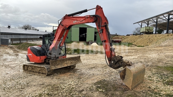 Foto van de Kubota KX080-4 met 3 graafbakken