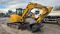 Photo de la Komatsu PC80MR-5E0 avec 3 godets d'excavatrice