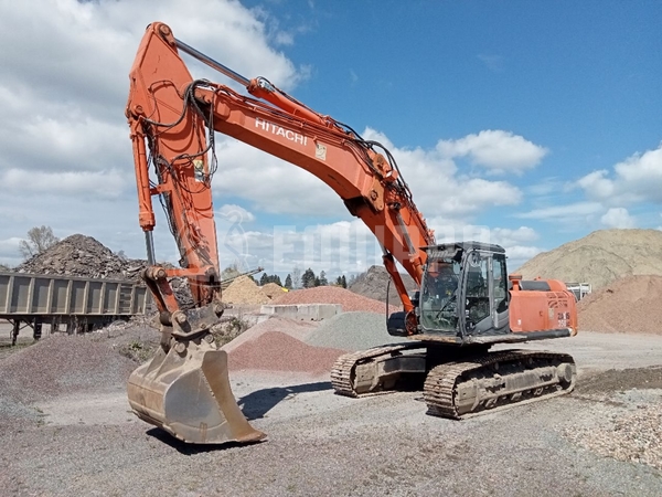 Foto van de Hitachi ZX350LC-3 met standaard graafbak boom en lange-voorkant boom
