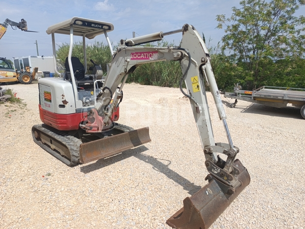 Foto van de Takeuchi TB23R met 3 graafbakken