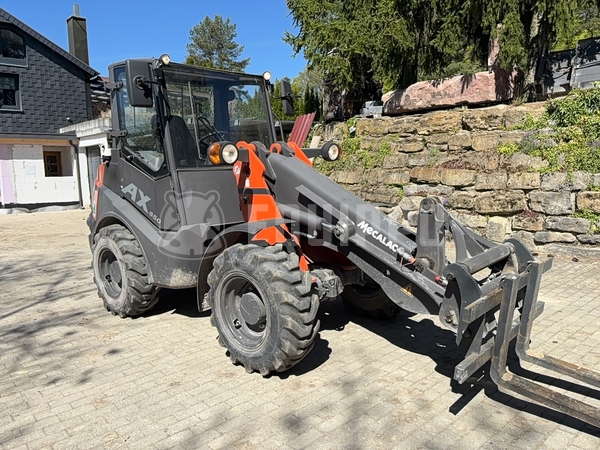 Bild des Mecalac Ax 850 mit Gabeln und Lader-Löffel