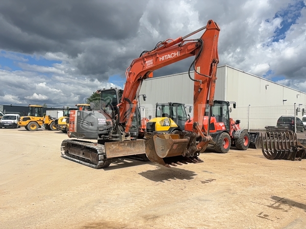 Foto van de Hitachi ZX85USBLC-3 met 3 graafbakken