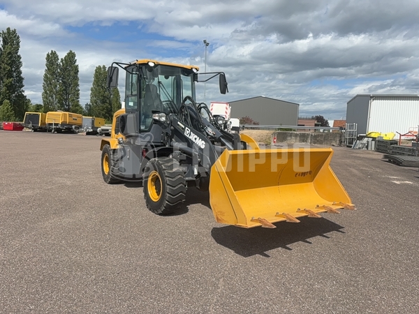 Picture of the XCMG XC916E with bucket and forks