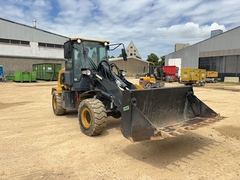 Foto van de XCMG XC916E met graafbak en vorken
